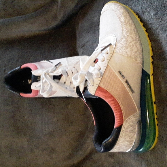 Michael Kors mixed media trainer size 6 and 1/2 - Picture 2 of 7